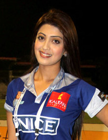 Pranitha at CCL 3's Chennai Rhinos Vs Karnataka Bulldozers match (cropped).jpg