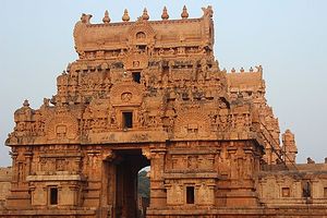 Brihadeeswara Temple Entrance Gopurams, Thanjavur.jpg