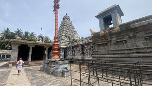 Thiruvathigai veerataneswarar temple kodimaram.jpg