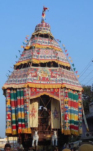 Abimukesvar temple car.JPG