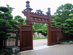 HK NanLianGarden BlackLintelGate.JPG