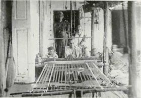 படிமம்:Handloom weaving 1913.JPG