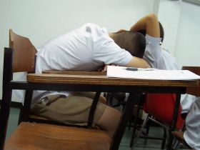 படிமம்:Sleeping students.jpg